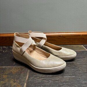 Vionic Elastic Double-Crossing Ankle Strap Dress Shoes – Cream & Gold, Size 6